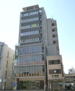 福岡市中央区・薬院のパーソナルトレーニングジムTRYCEのビルの外観。渡辺通り沿いで、交通の便が良い。