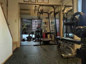 福岡市中央区・薬院のパーソナルトレーニングジムTRYCEのジムの内観。初心者～上級者までカバーできるラインナップ。